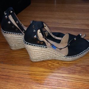 Black wedged sandals